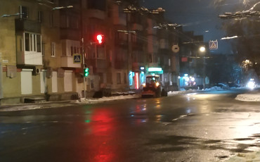 Трактори Чистять Тротуари Уночі