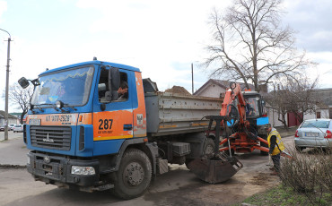 Коли Атп-2528  Забирає Великогабаритне Сміття В Приватному  Секторі