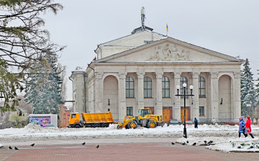 Прибрали Сніг З Автостоянок І Площі